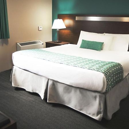 รามาดา บาย วินด์แฮม เควสเนล Hotel ภายนอก รูปภาพ