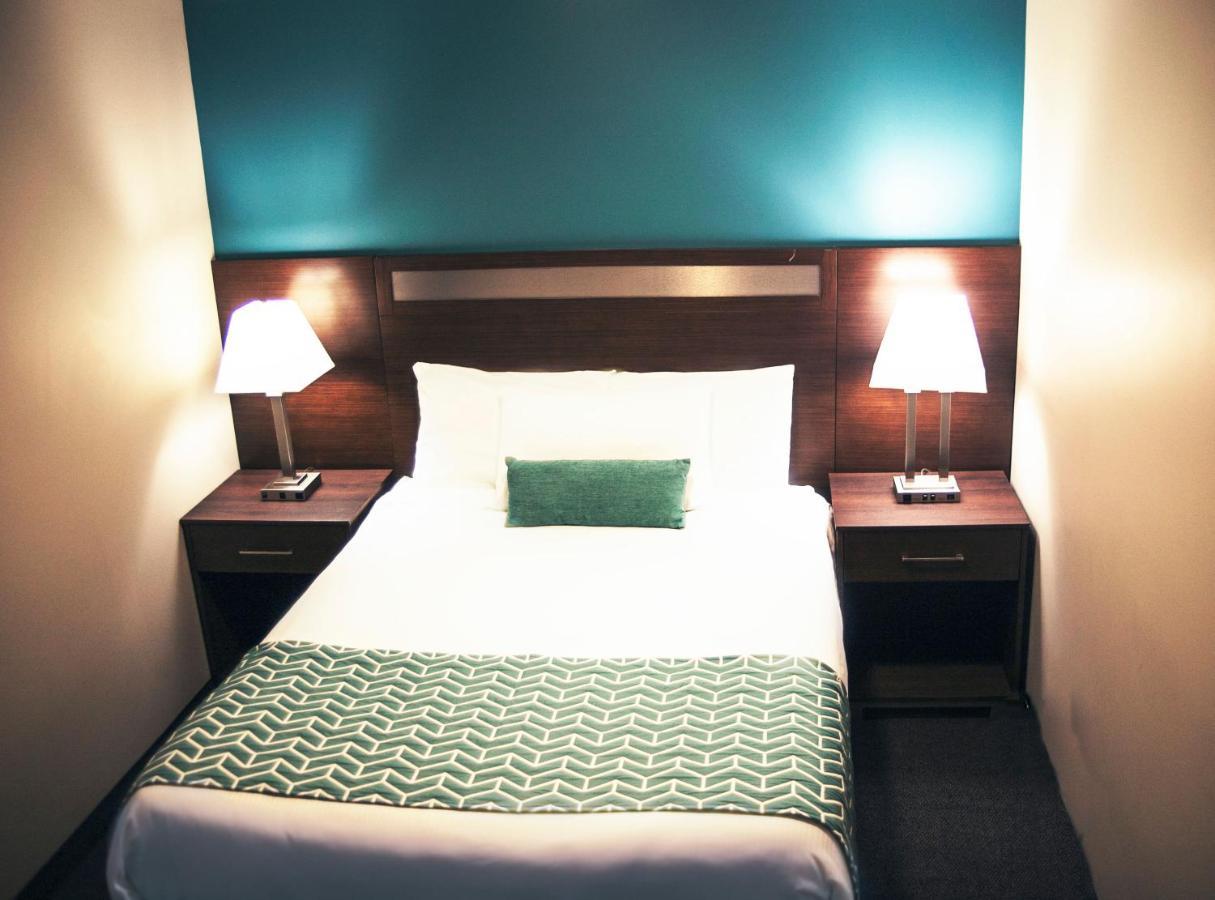รามาดา บาย วินด์แฮม เควสเนล Hotel ภายนอก รูปภาพ