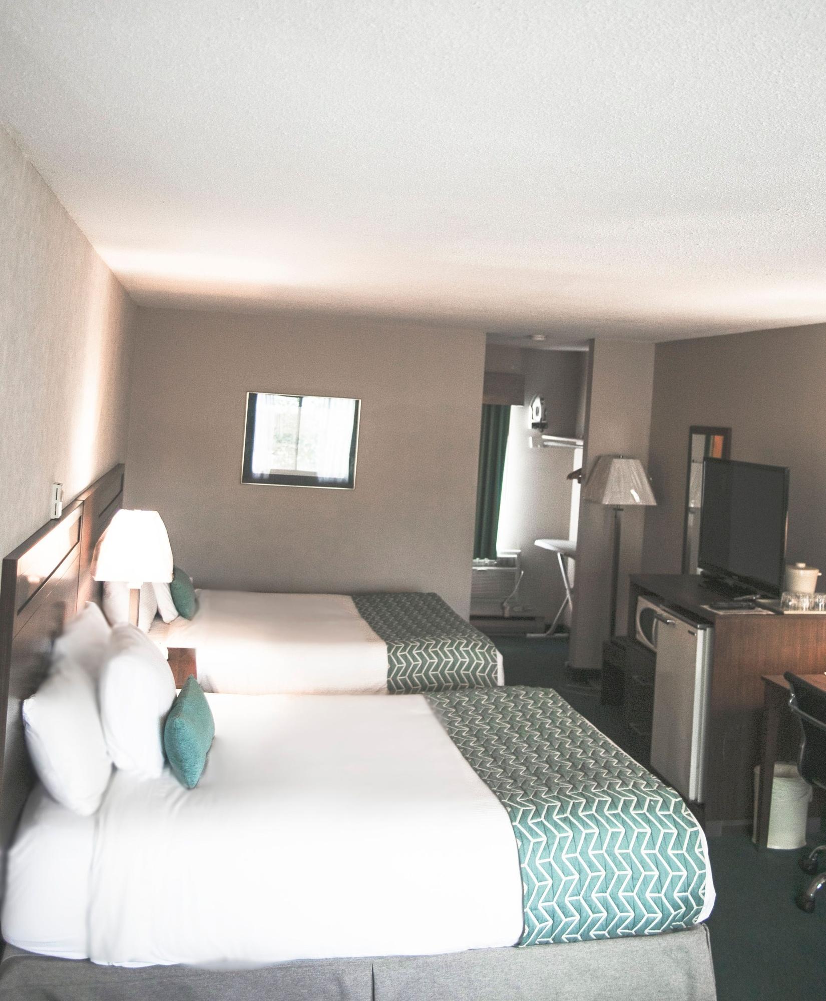 รามาดา บาย วินด์แฮม เควสเนล Hotel ภายนอก รูปภาพ