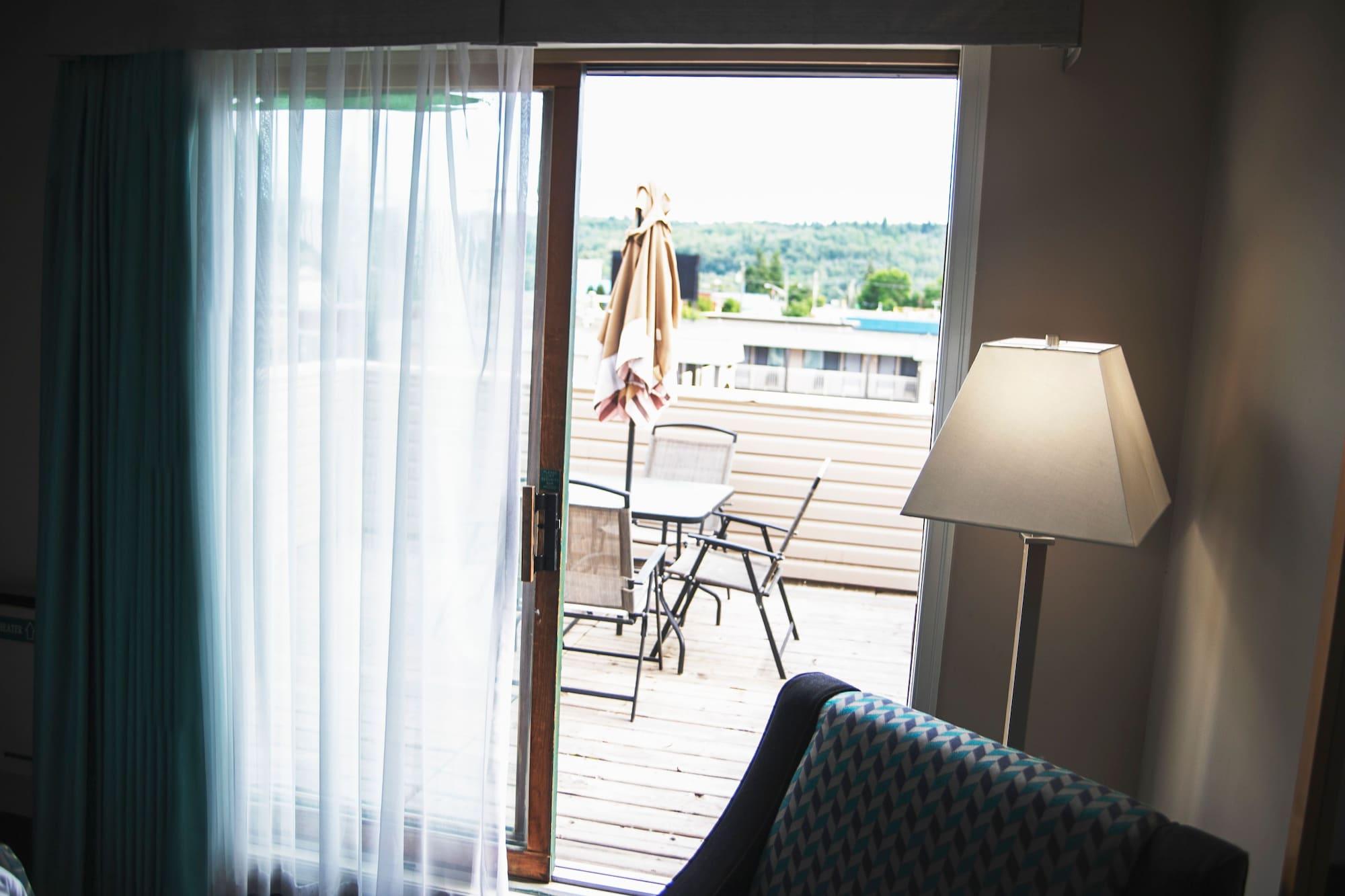รามาดา บาย วินด์แฮม เควสเนล Hotel ภายนอก รูปภาพ