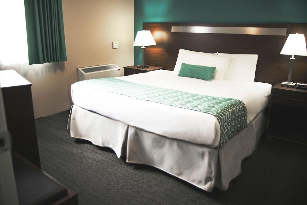 รามาดา บาย วินด์แฮม เควสเนล Hotel ภายนอก รูปภาพ