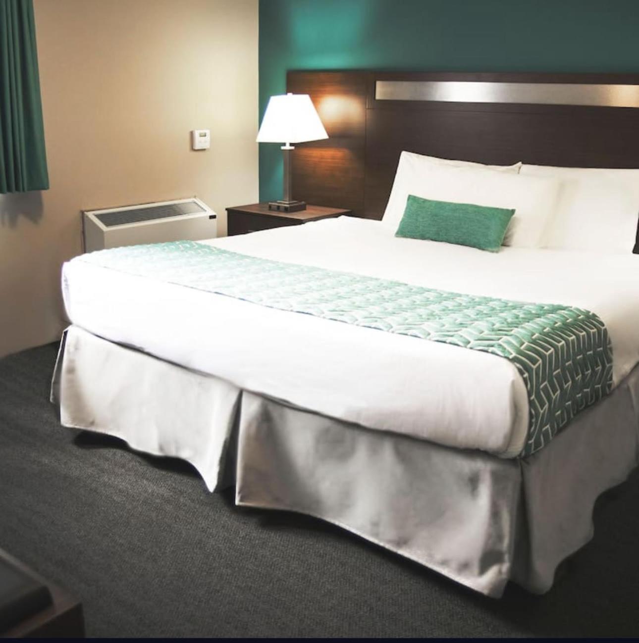 รามาดา บาย วินด์แฮม เควสเนล Hotel ภายนอก รูปภาพ