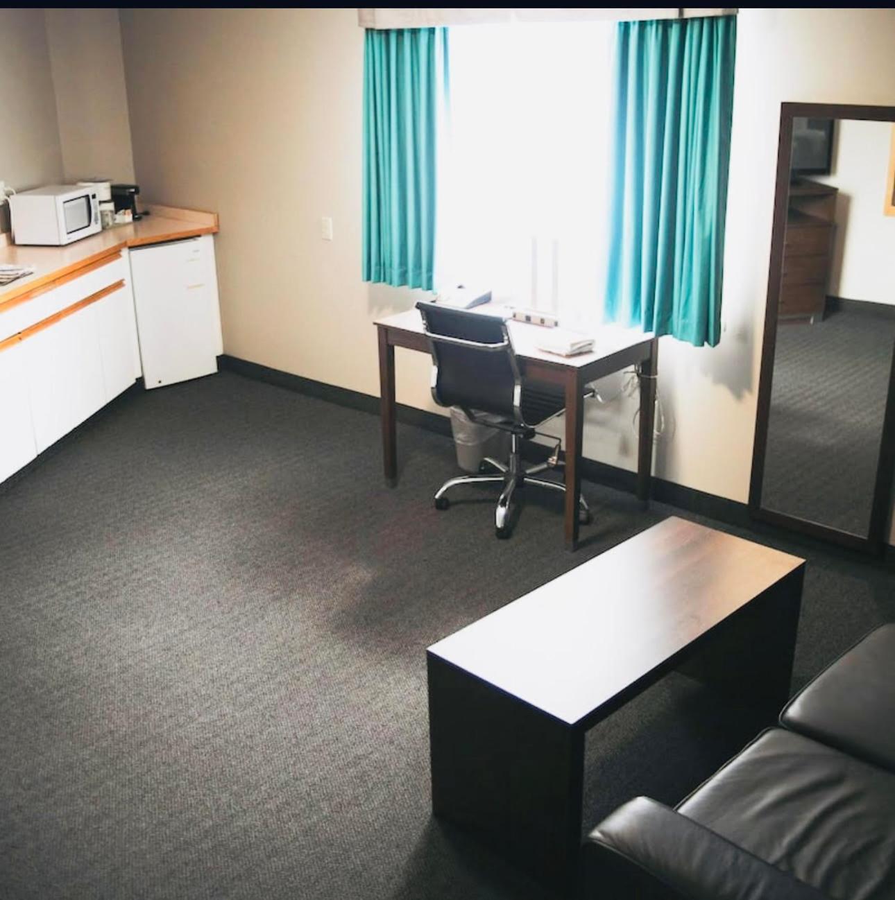 รามาดา บาย วินด์แฮม เควสเนล Hotel ภายนอก รูปภาพ